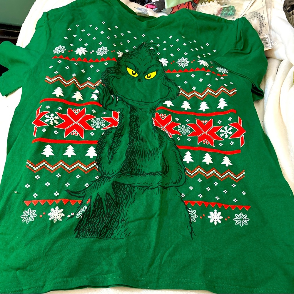 Dr. Seuss Grinch CHRISTMAS
HOLIDAY SEASON SIZE LARGE 
Short SLEEVE SHIRT